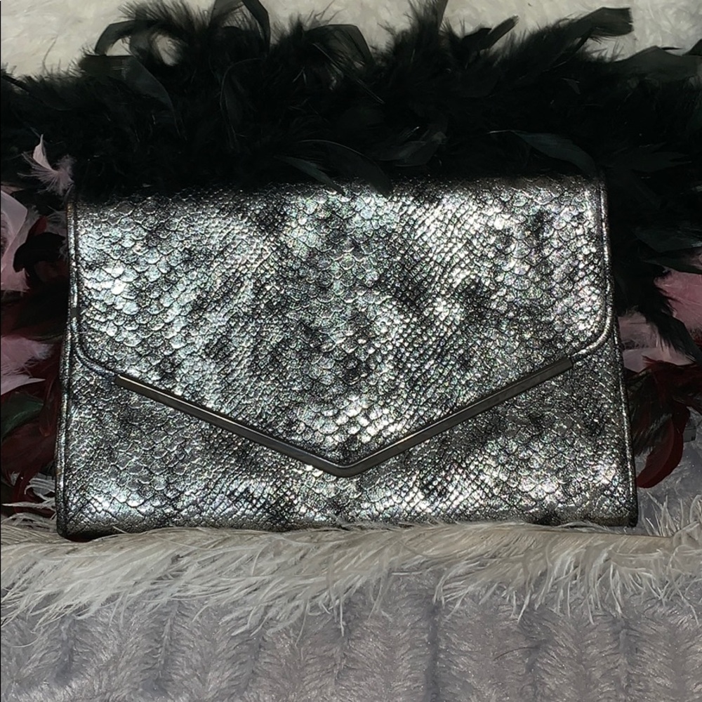 🍁4 for $25 Large silver and black scale clutch